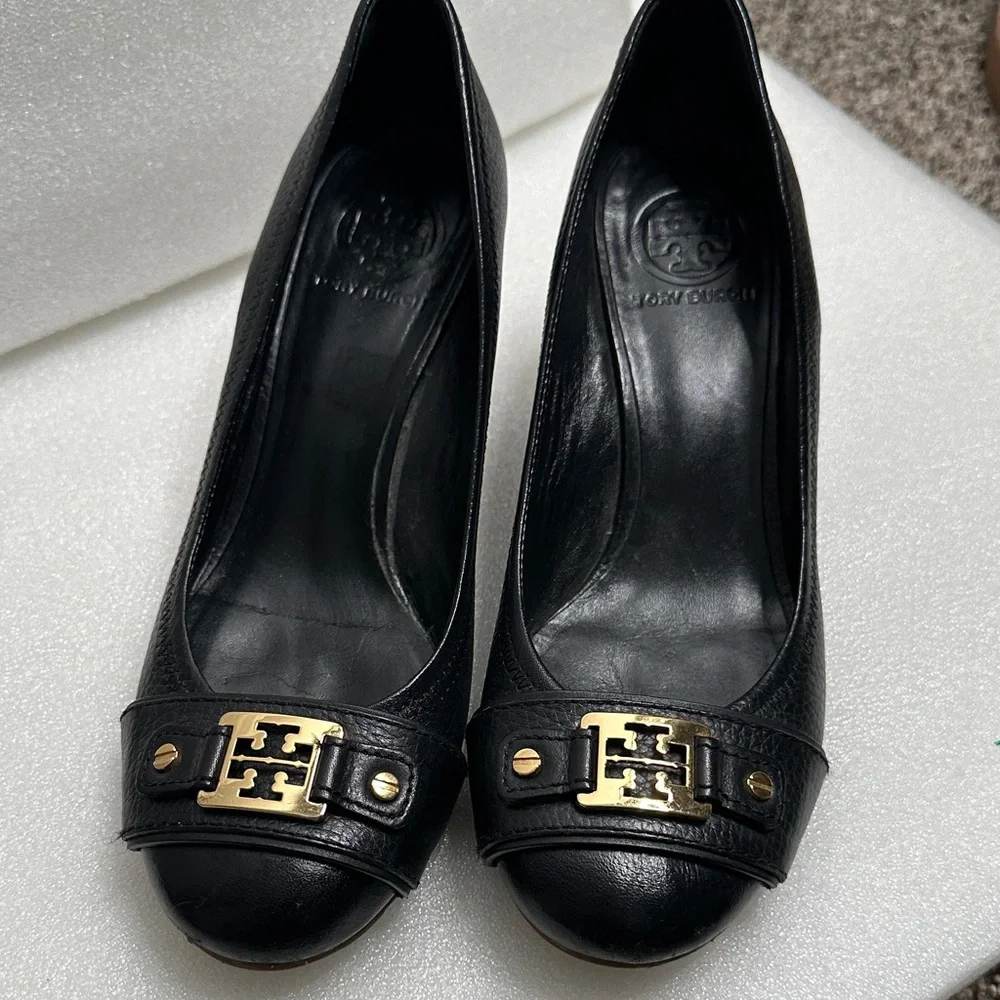 Tory Burch Black leather wedding with Gold Accent size 9